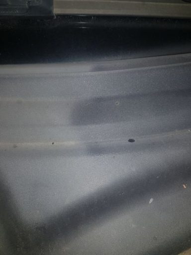 Trockeneis reinigung Dunkle, strukturierte Oberfläche mit leichten Abnutzungen und einem kleinen Loch.